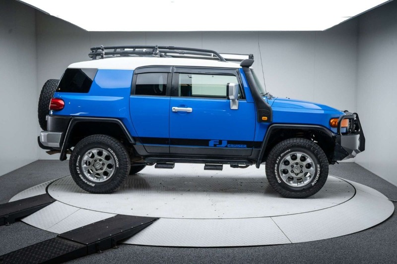 
								Toyota FJ Cruiser GSJ15R full									