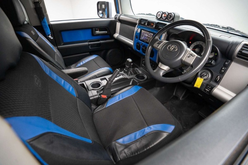 
								Toyota FJ Cruiser GSJ15R full									