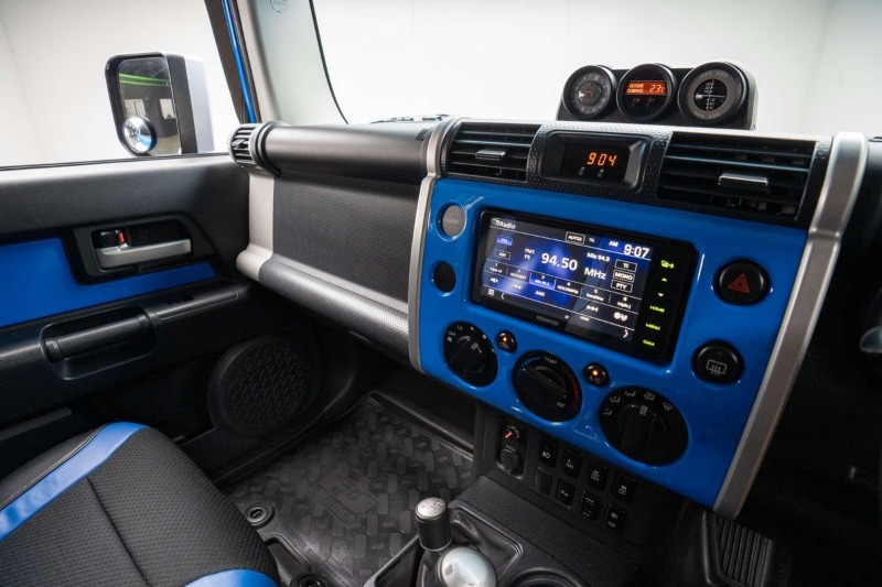 
								Toyota FJ Cruiser GSJ15R full									