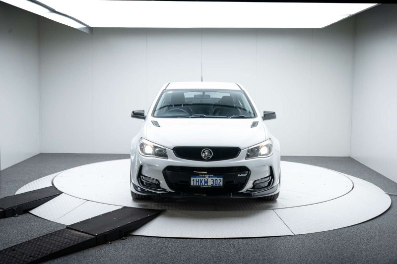 
								Holden Commodore SS Black VF Series II full									