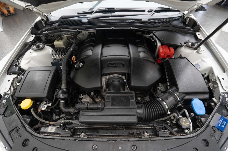 
								Holden Commodore SS Black VF Series II full									