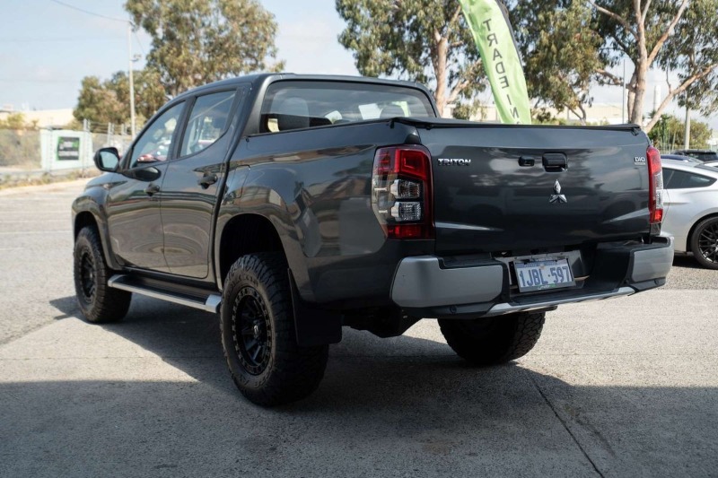 
								Mitsubishi Triton GLX+ MR 4X4 full									