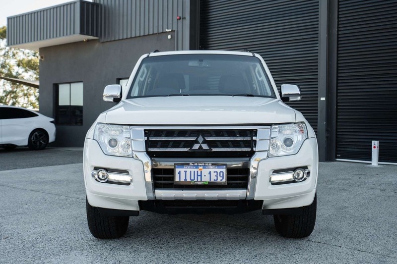 
								Mitsubishi Pajero GLX NX full									