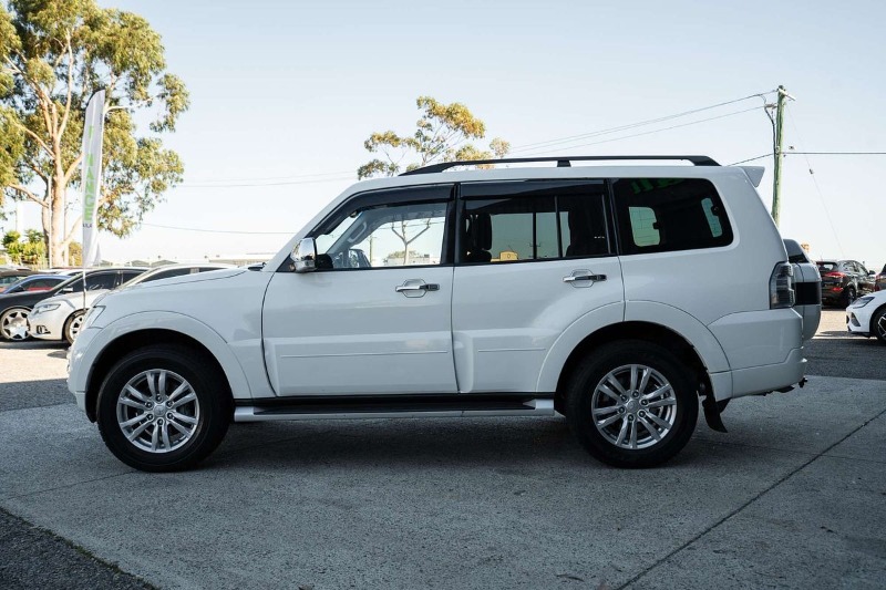 
								Mitsubishi Pajero GLX NX full									
