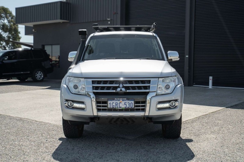 
								Mitsubishi Pajero GLX NX full									