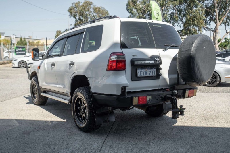 
								Toyota Landcruiser GX VDJ200R full									