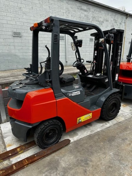
								Secondhand Toyota 2.5 Tonne 2019 Container Mast full									