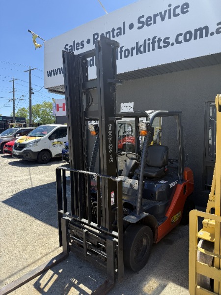 
								Secondhand Toyota 8 Series:L Forklift full									