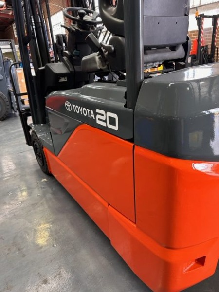 
								Used Forklift Toyota 2 tonne Electric full									
