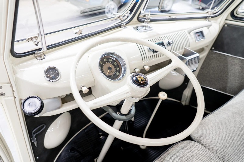 
								1966 Volkswagen Kombi full									