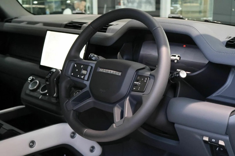 
								2025 Land Rover Defender full									