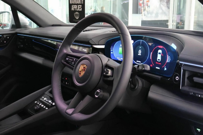 
								2025 Porsche Macan full									