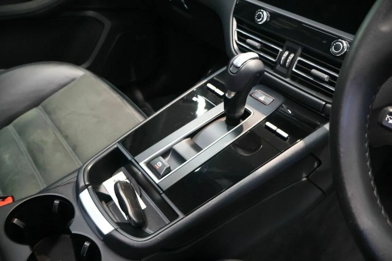 
								2023 Porsche Macan full									