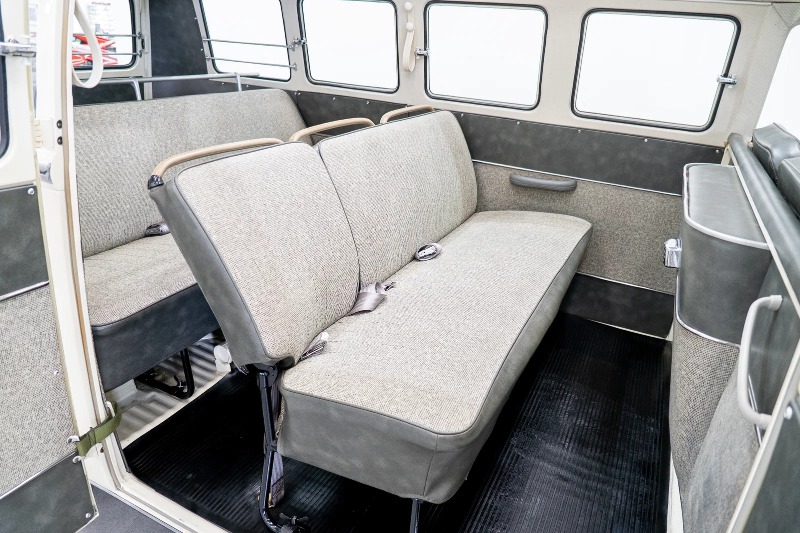 
								1966 Volkswagen Kombi full									