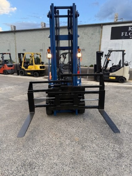 
								Used Komatsu 2.5 Tonne LPG Forklift full									