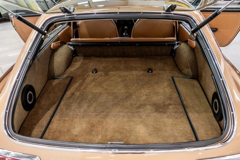 
								1972 Volvo P1800 full									