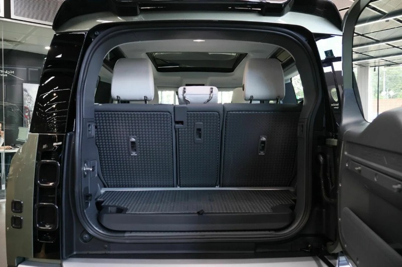
								2025 Land Rover Defender full									