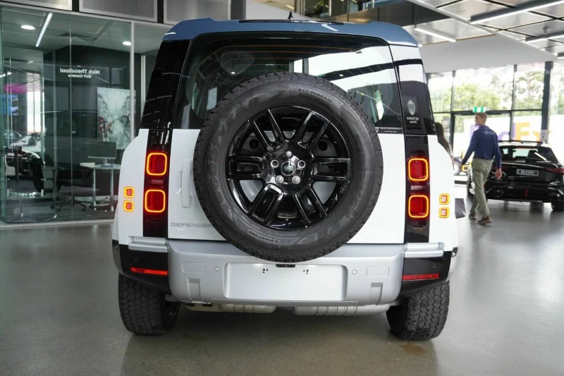 
								2025 Land Rover Defender full									