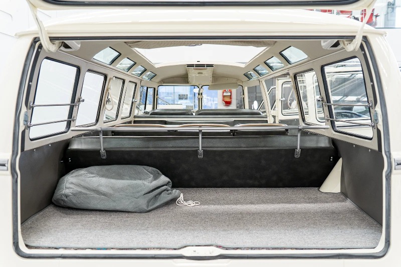 
								1966 Volkswagen Kombi full									