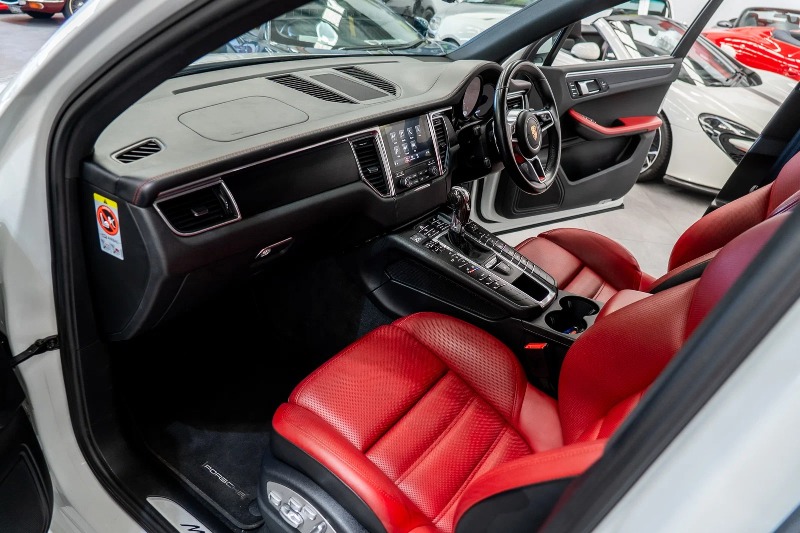 
								2016 Porsche Macan full									