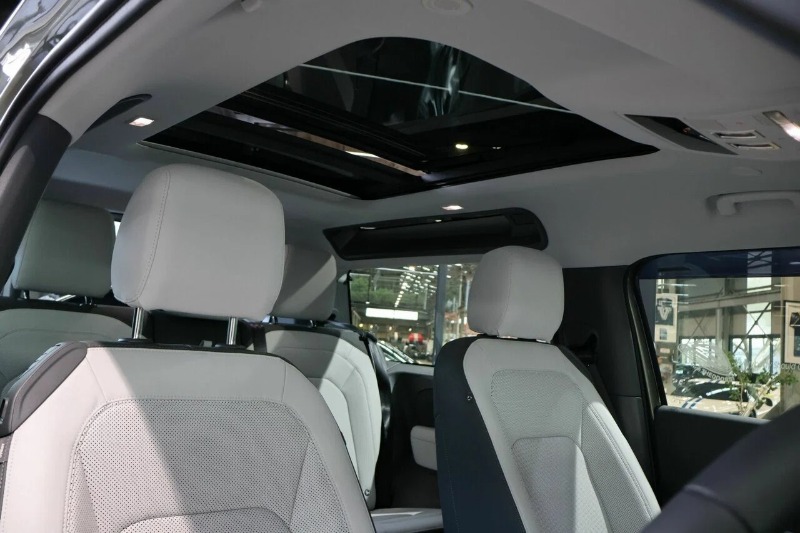 
								2025 Land Rover Defender full									