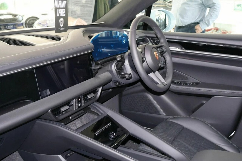 
								2025 Porsche Macan full									