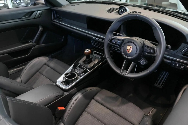 
								2025 Porsche 911 full									
