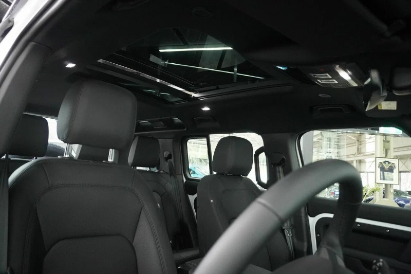 
								2025 Land Rover Defender full									