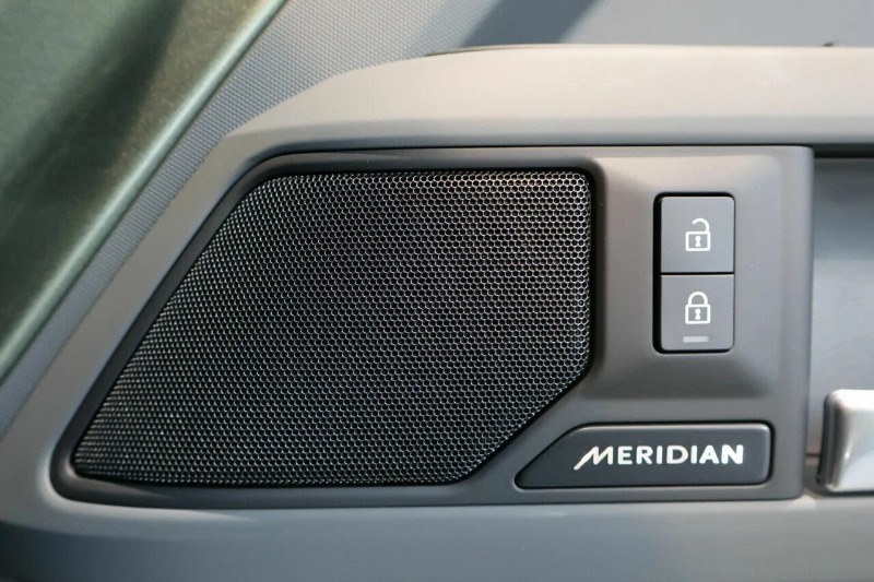 
								2025 Land Rover Defender full									