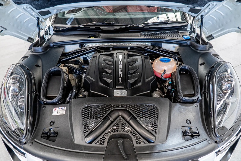 
								2016 Porsche Macan full									