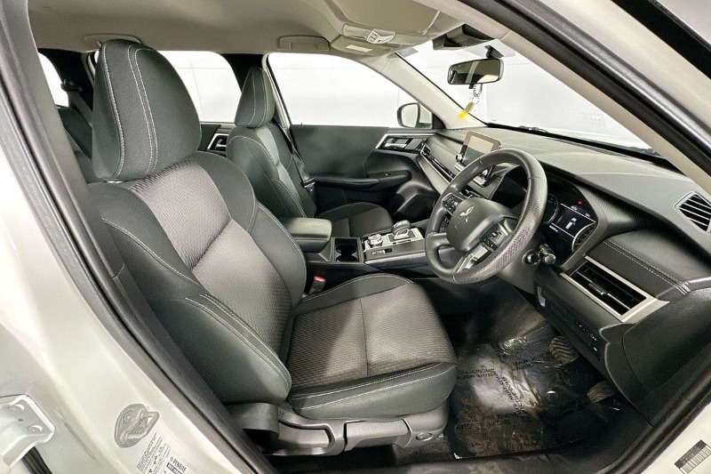 
								Mitsubishi OUTLANDER full									