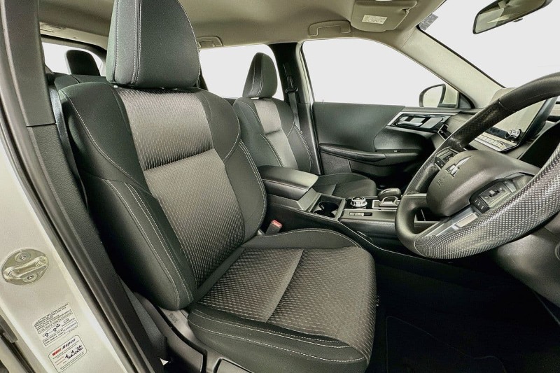
								Mitsubishi OUTLANDER full									