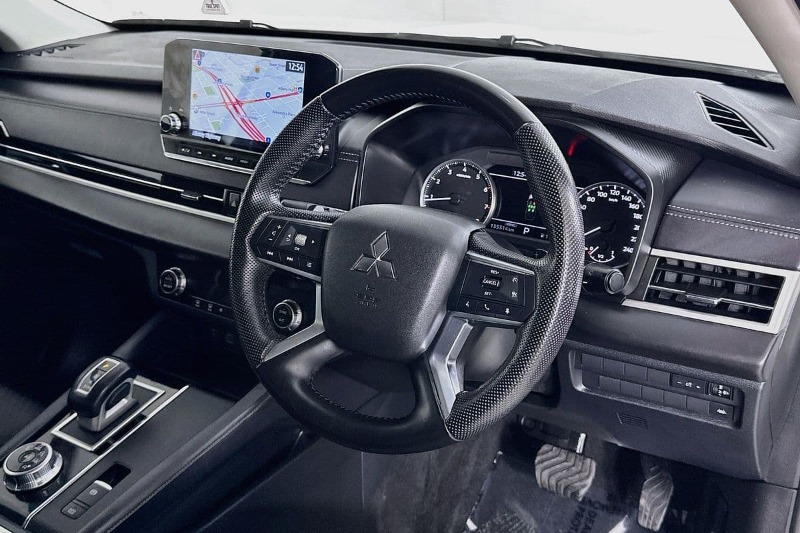 
								Mitsubishi OUTLANDER full									