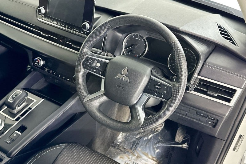 
								Mitsubishi OUTLANDER full									