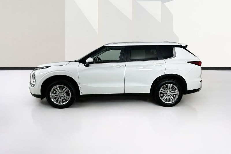 
								Mitsubishi OUTLANDER full									
