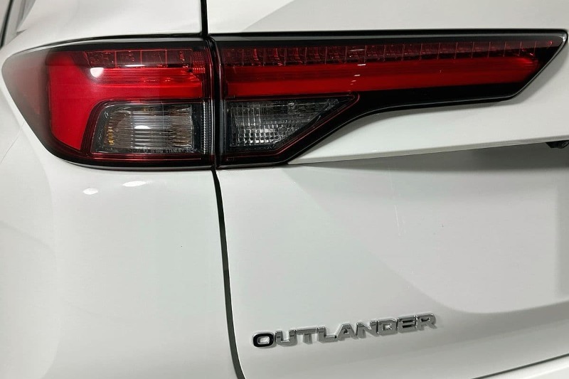 
								Mitsubishi OUTLANDER full									