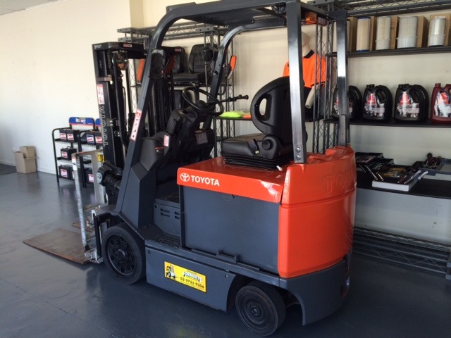 
								Toyota Forklift with PUSH/PULL attachment full									
