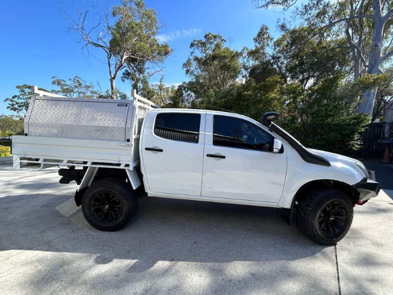 
								ISUZU D-MAX full									