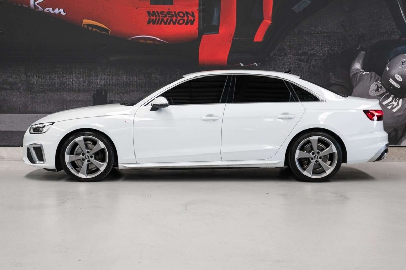 
								2022 Audi A4 35 TFSI S line full									