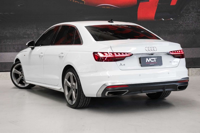 
								2022 Audi A4 35 TFSI S line full									