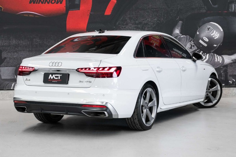 
								2022 Audi A4 35 TFSI S line full									
