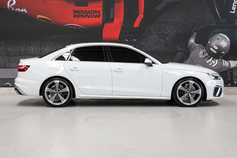 
								2022 Audi A4 35 TFSI S line full									