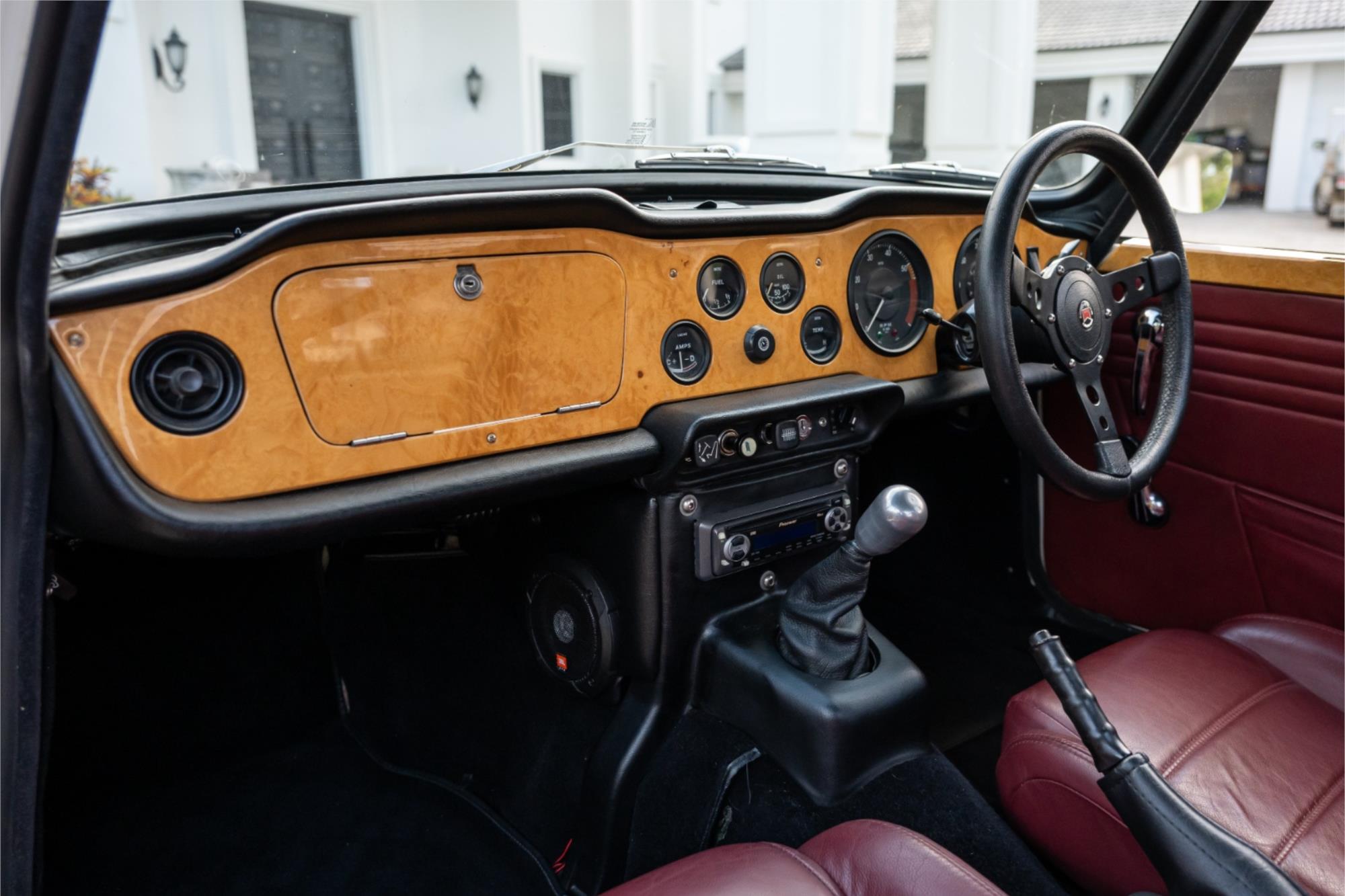 
								1968 TRIUMPH TR 5 full									