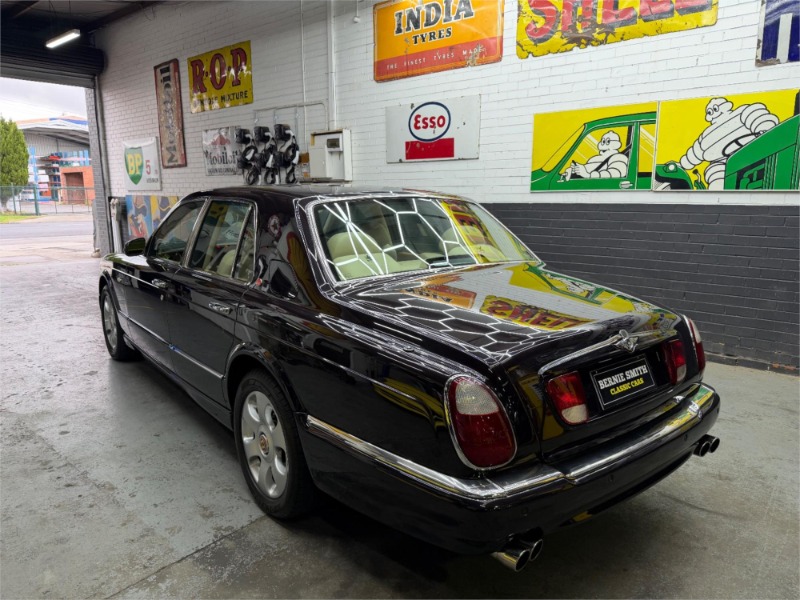 
								Bentley Arnage Sedan Red Label (2001) full									