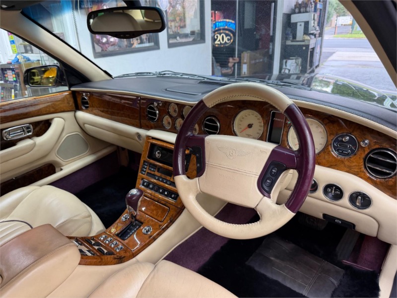 
								Bentley Arnage Sedan Red Label (2001) full									
