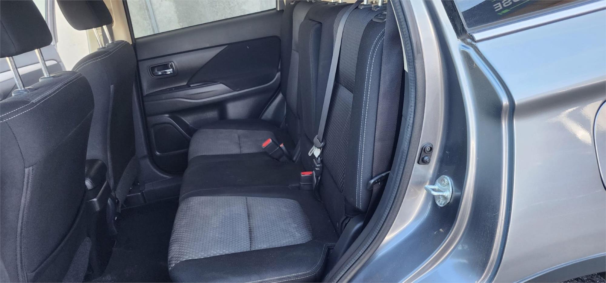 
								2018 Mitsubishi Outlander LS full									