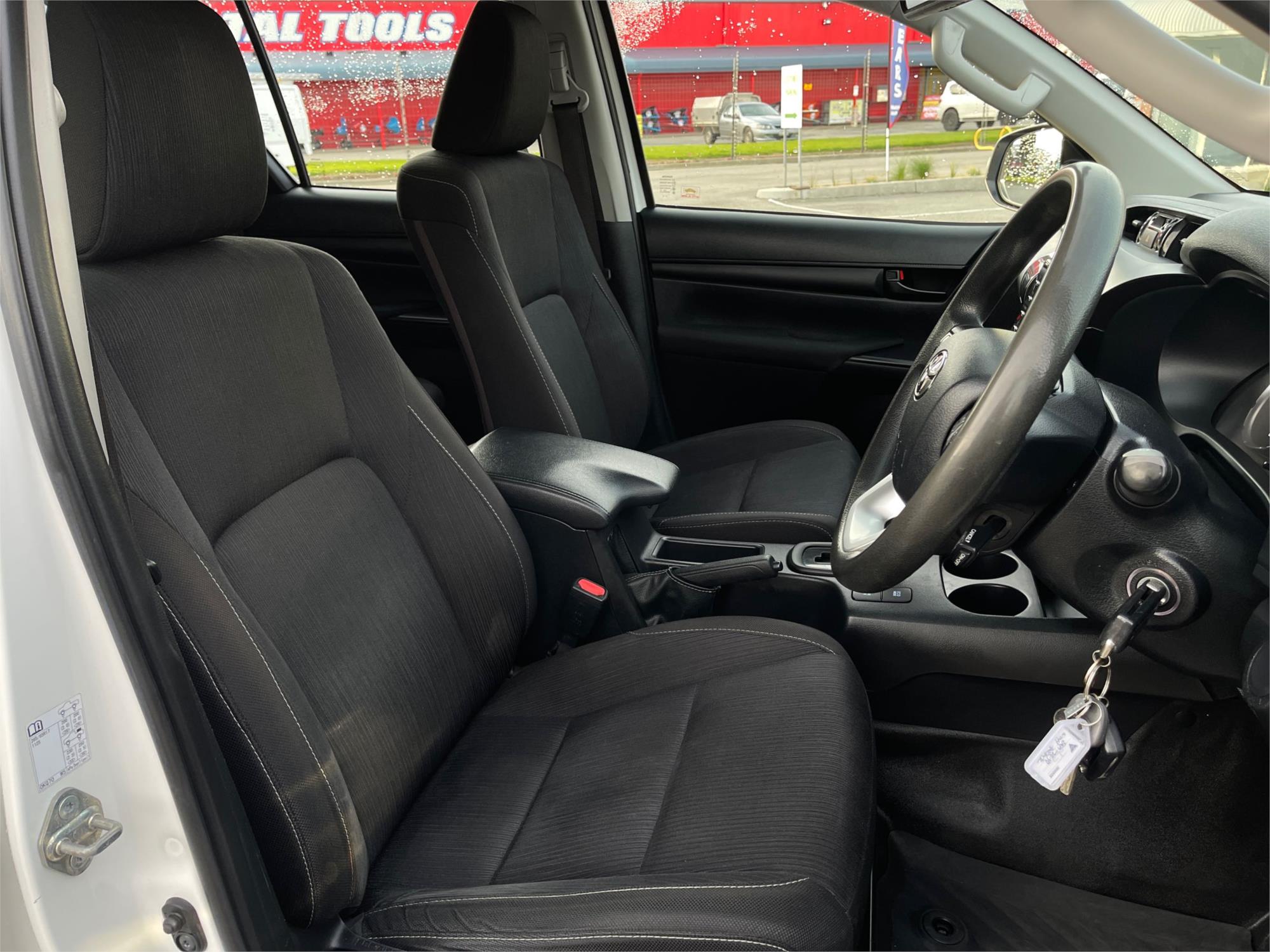 
								2021 Toyota Hilux SR full									