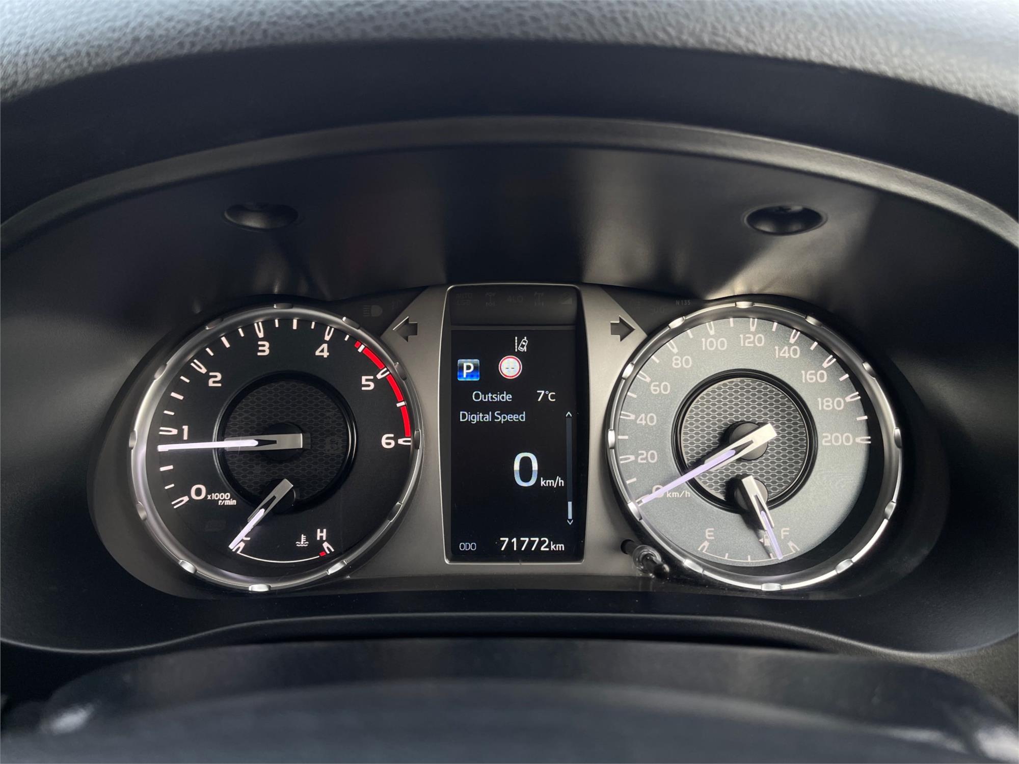 
								2021 Toyota Hilux SR full									