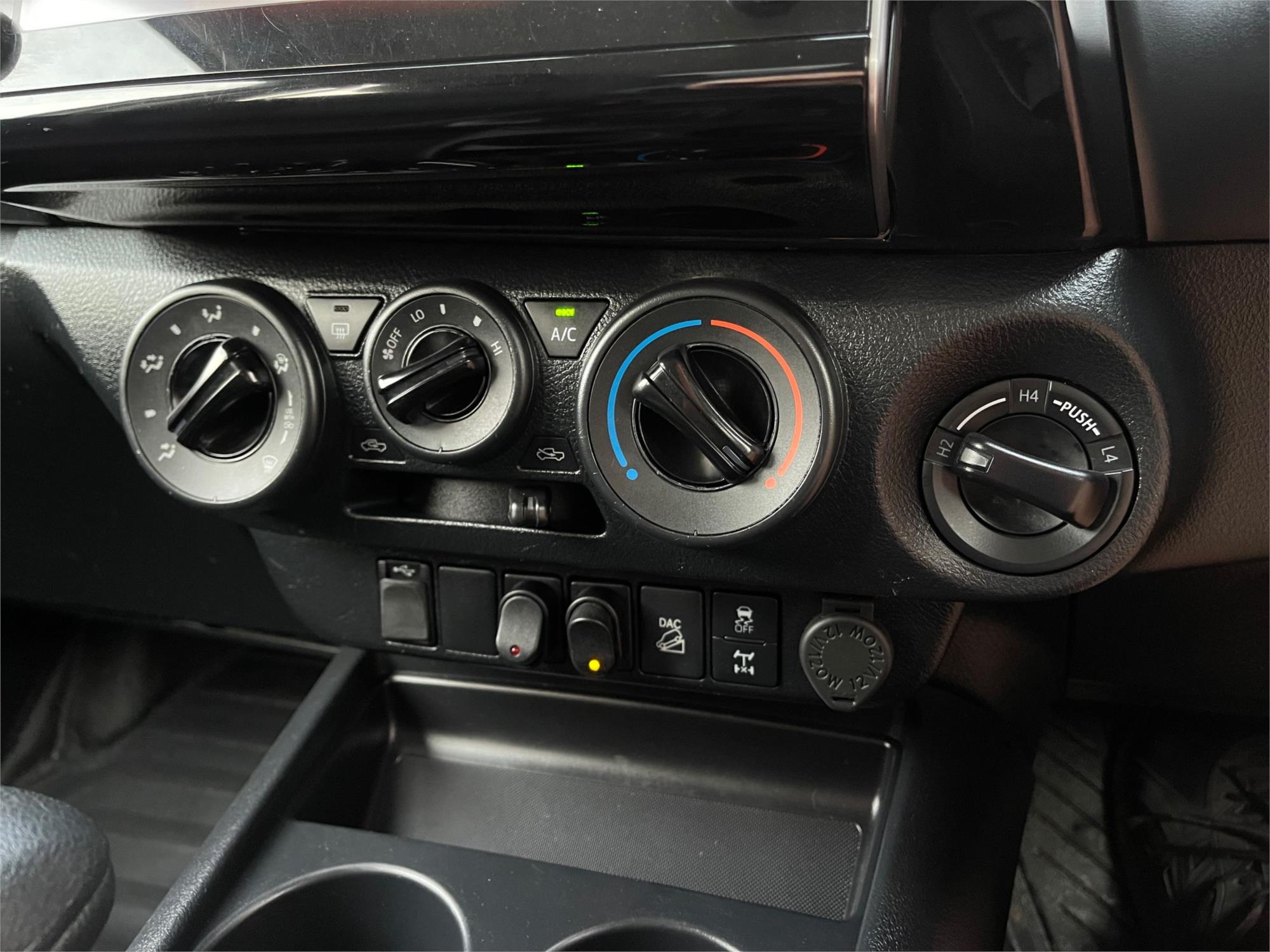 
								2021 Toyota Hilux SR full									