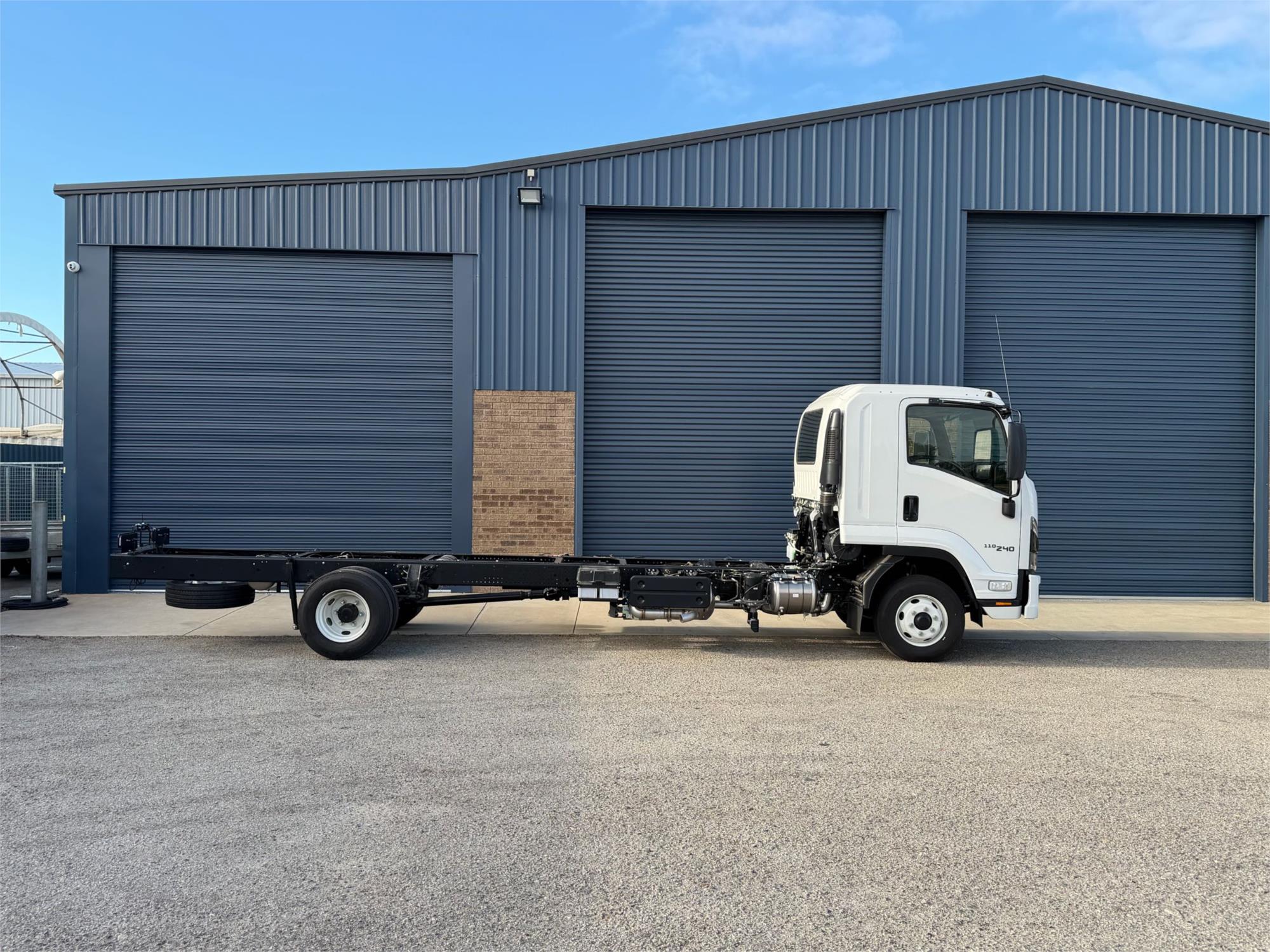 
								2025 Isuzu F Series full									